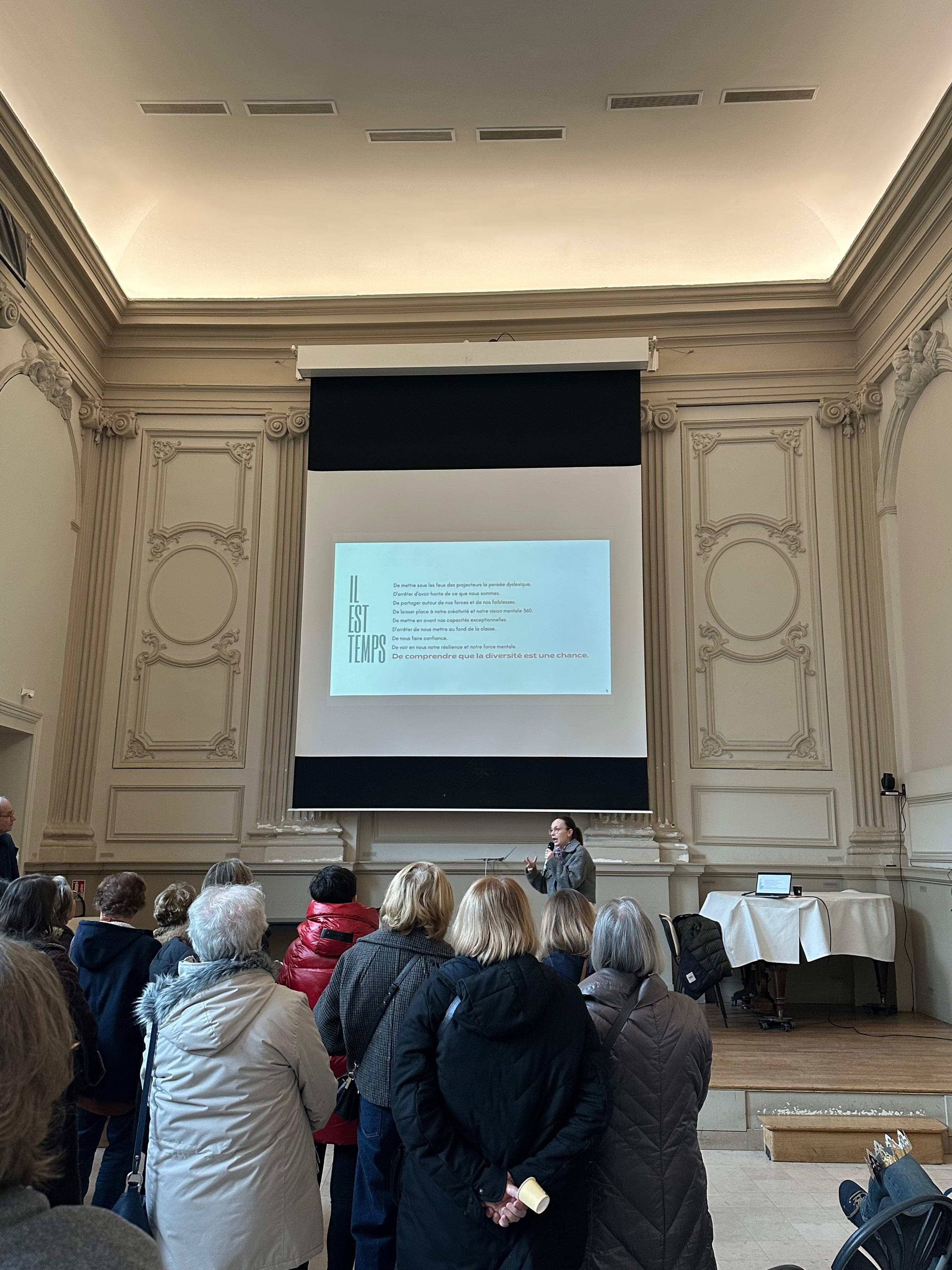 Conférence de sensibilisation aux troubles DYS animée par Odysée devant un public